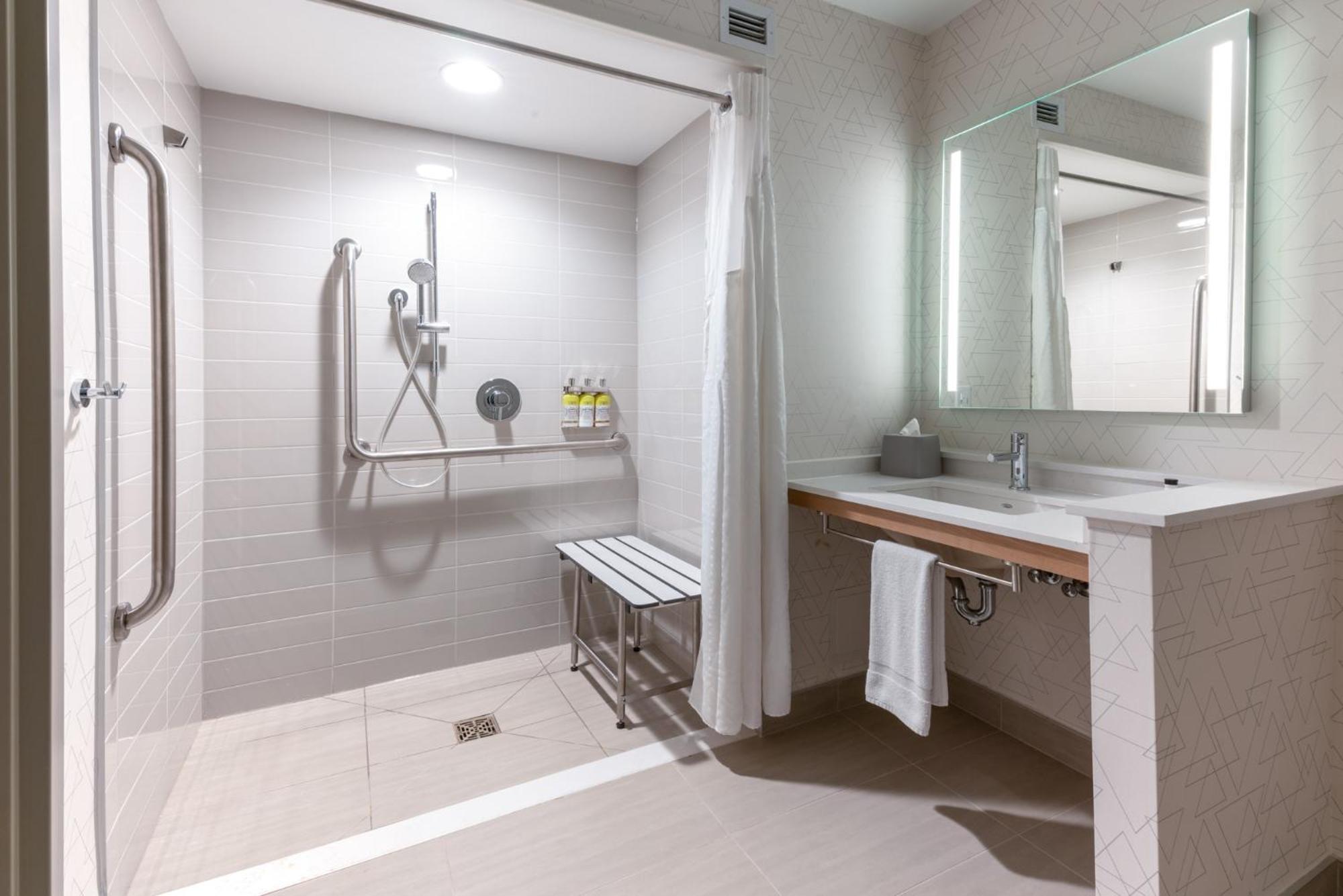 Holiday Inn Express & Suites Vaughan-Southwest By Ihg Extérieur photo